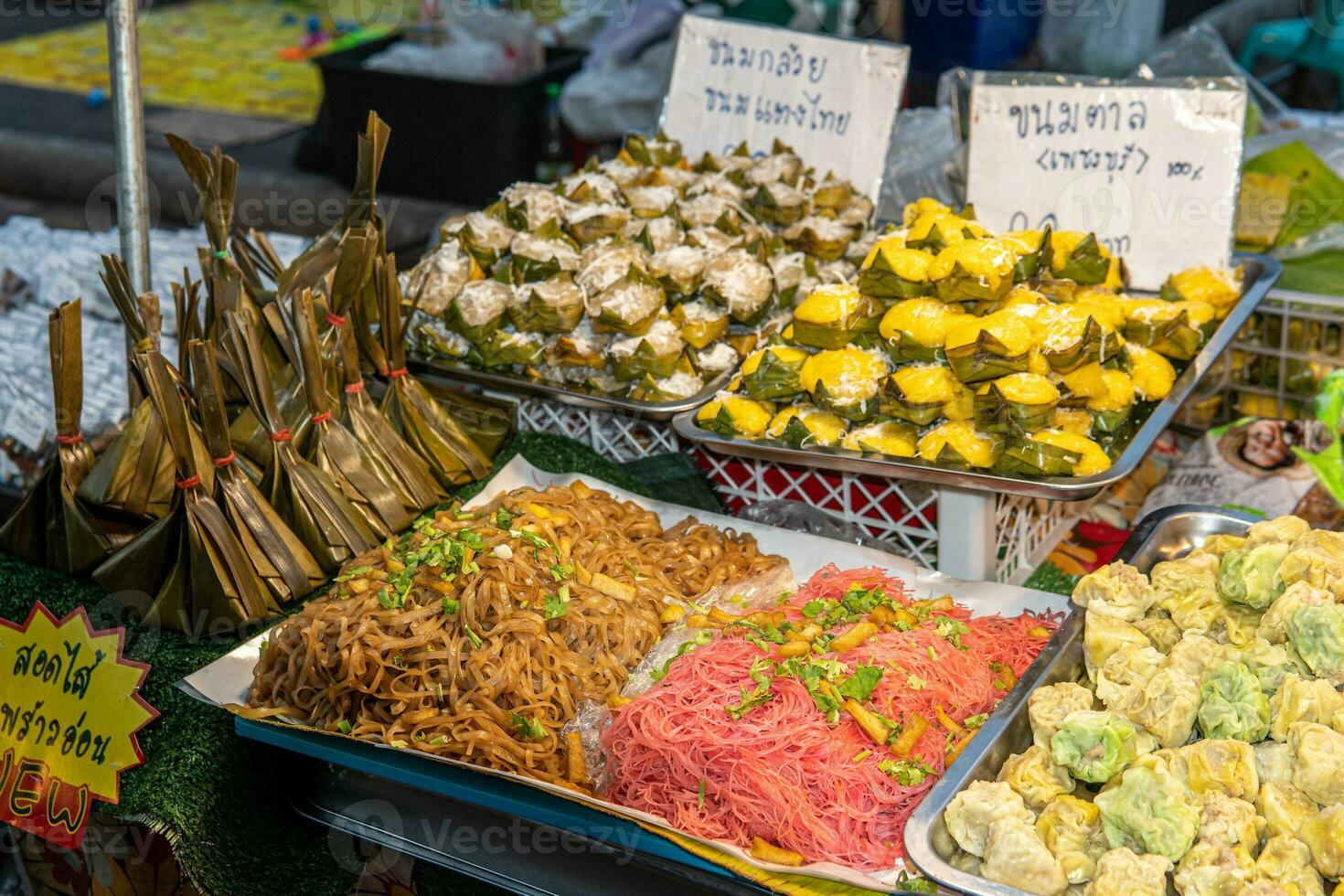 tailandês Macarrão de outros arroz Sediada rua Comida foto