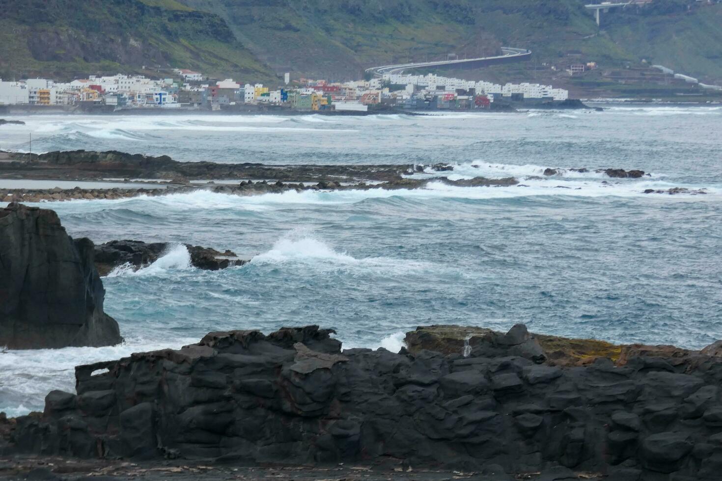 ampla ondas falhando contra a pedras dentro a oceano foto