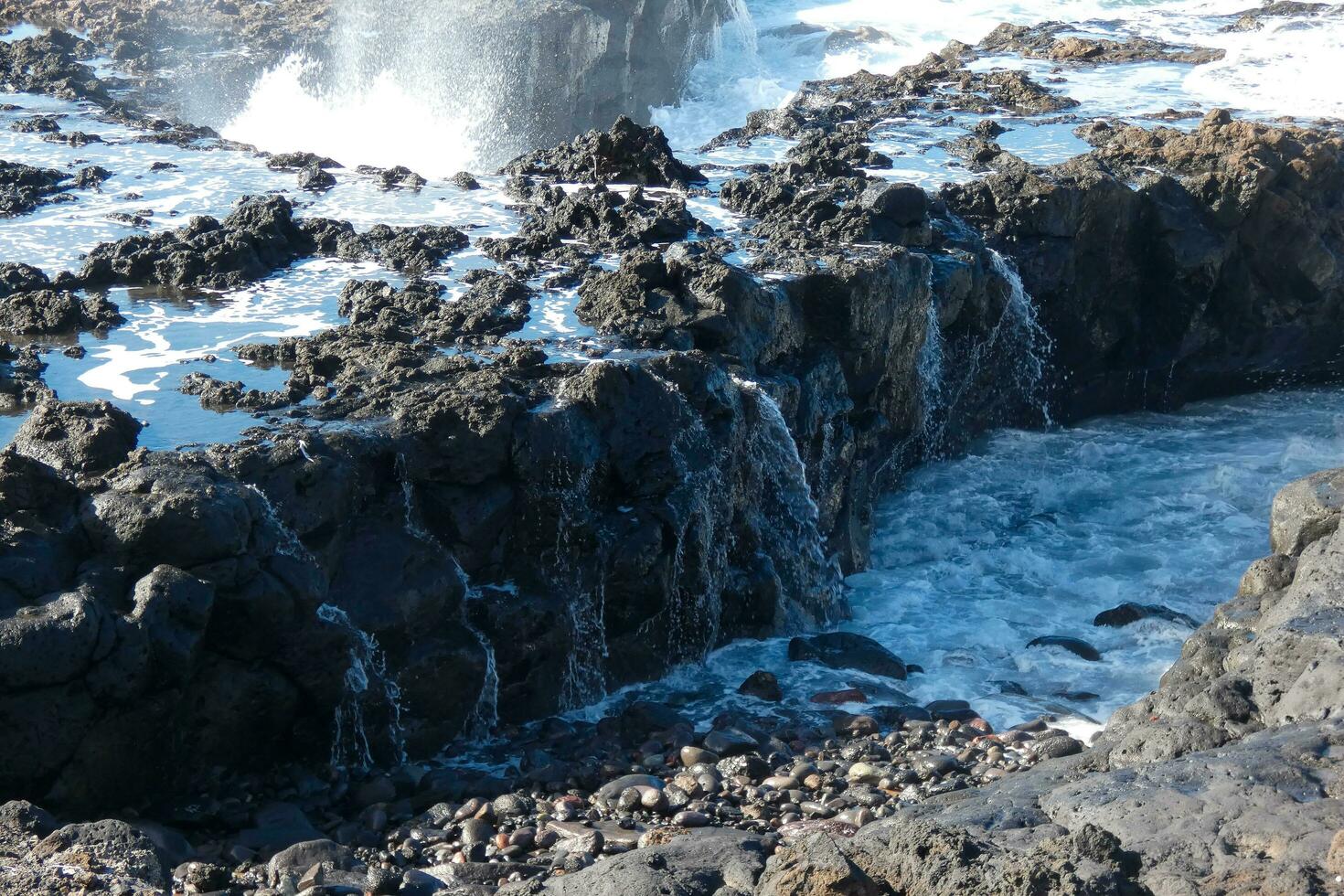 ampla ondas falhando contra a pedras dentro a oceano foto