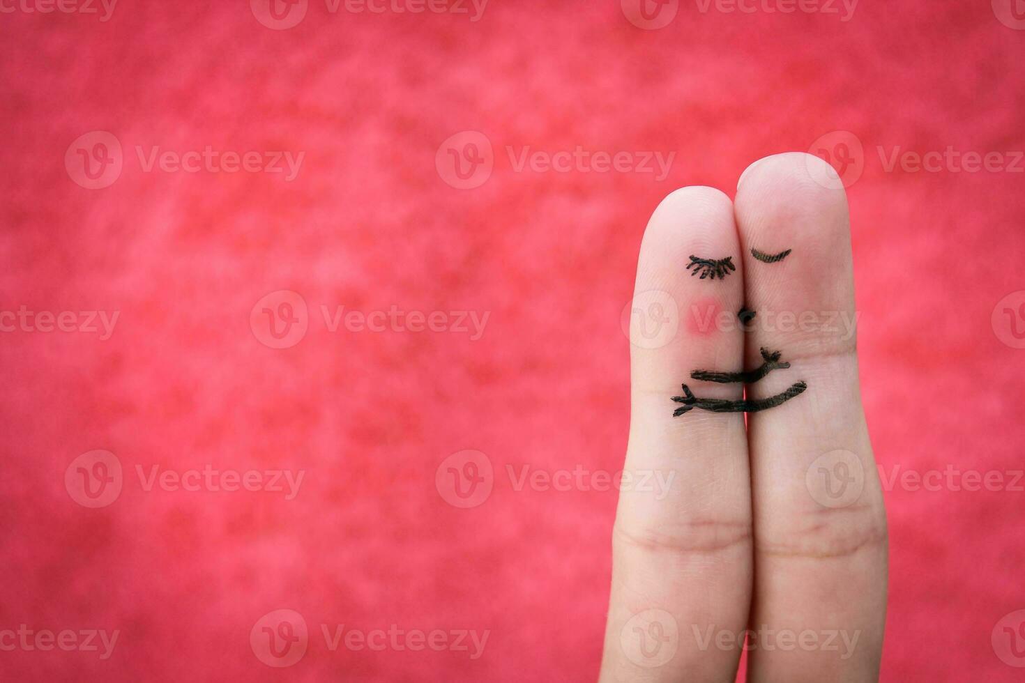 a feliz casal se beijando e abraçando. foto