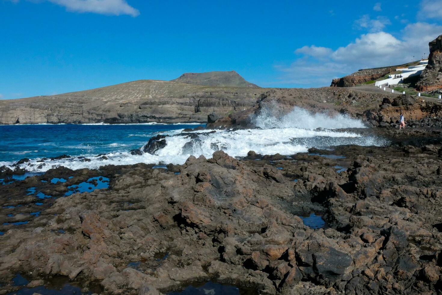 ampla ondas falhando contra a pedras dentro a oceano foto