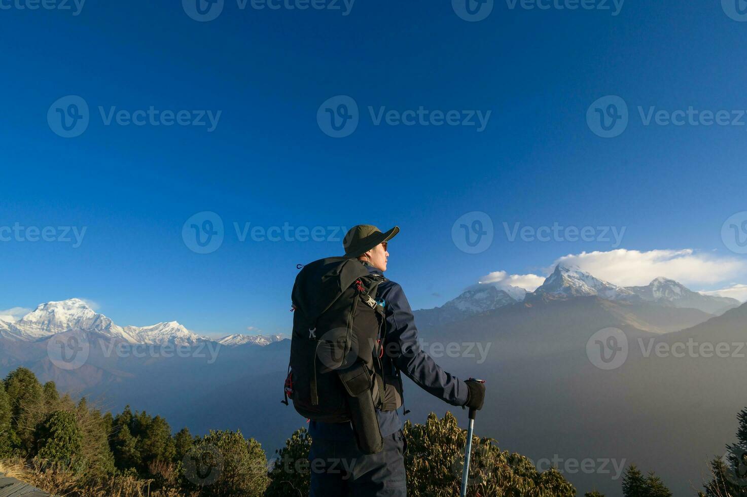 uma jovem viajante caminhada dentro poon Colina Visão ponto dentro ghorepani, Nepal foto