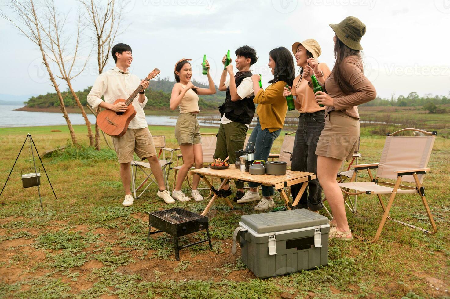 grupo do jovem ásia pessoas estão apreciar acampamento dentro natural acampamento foto