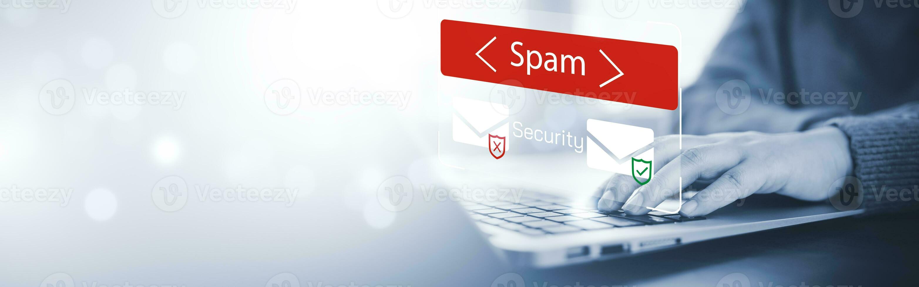 conceito de e-mail com laptop spam e vírus computador monitor conceito de segurança na internet, empresário lendo correio eletrônico com um laptop. spam, lixo eletrônico e e-marketing na tela, aviso pop-up de e-mail de spam. foto