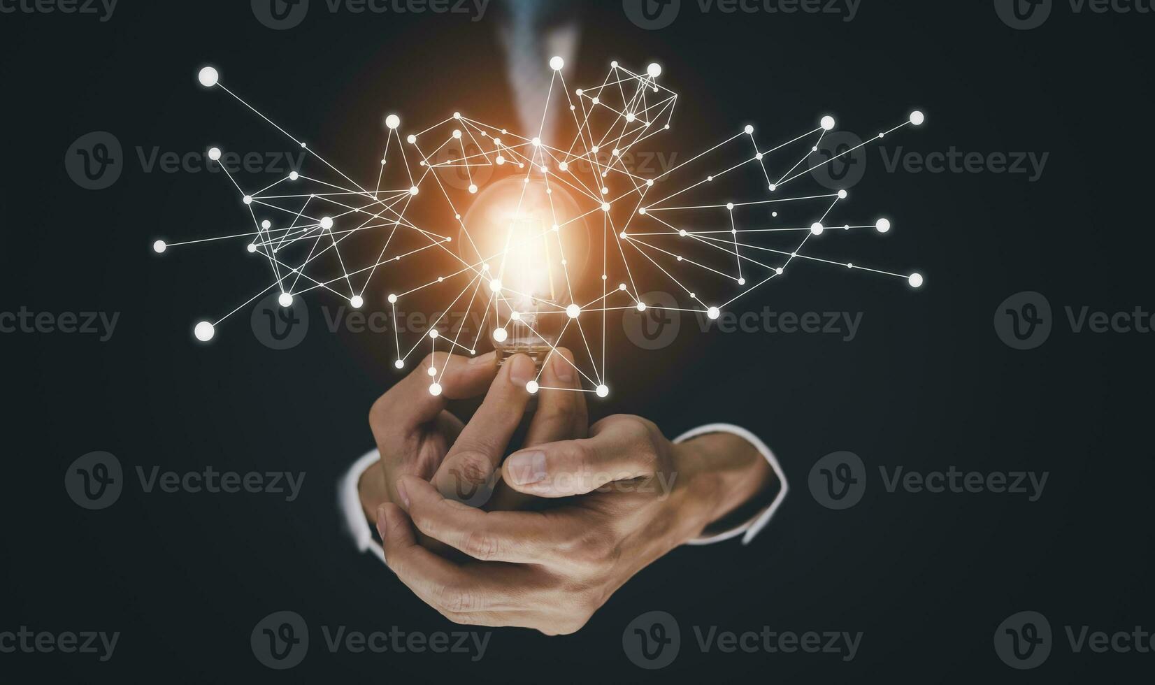 a mão do homem segurando a lâmpada com linha conectar e trabalhar na mesa, criatividade e inovação são chaves para o sucesso. conceito de nova ideia e inovação com energia e poder, trabalhando em casa, foto