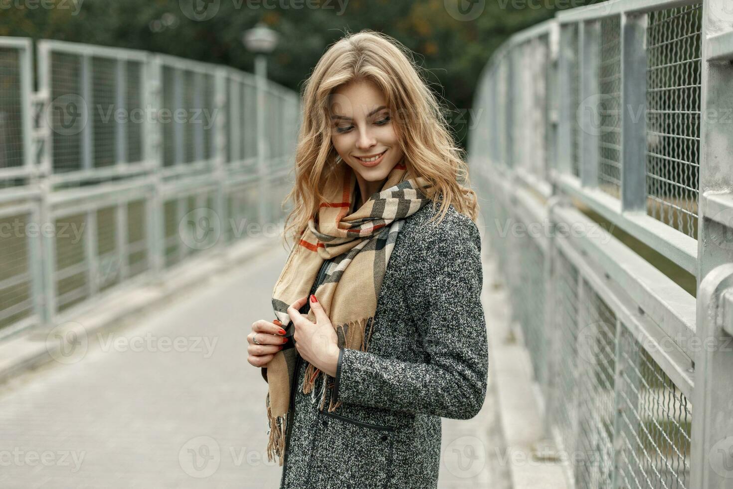 lindo feliz jovem mulher dentro a outono casaco com uma lenço. foto