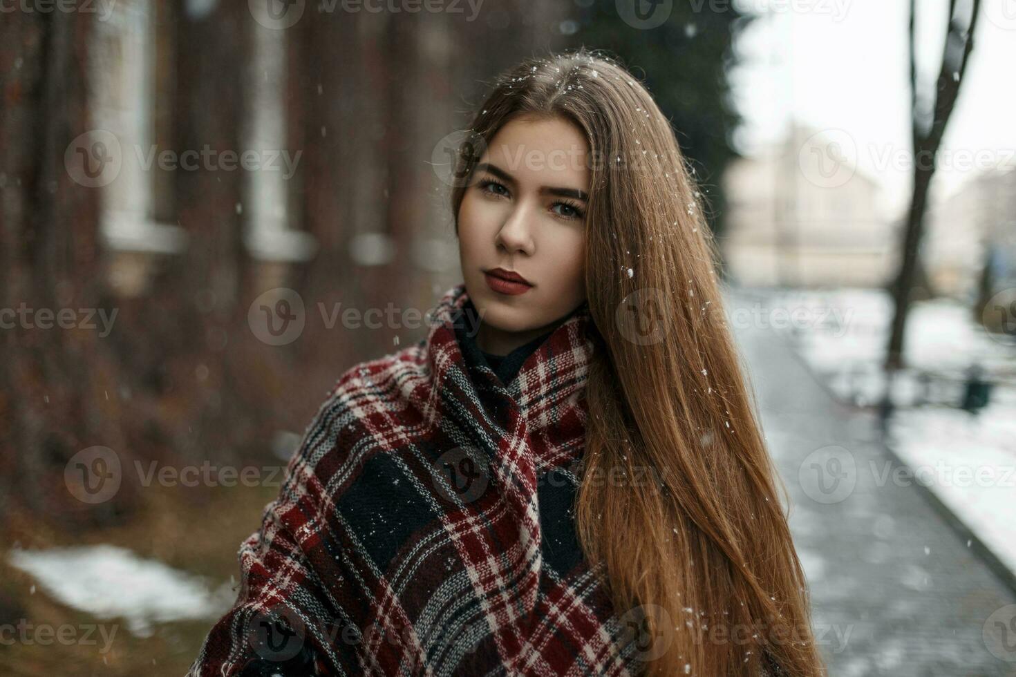 lindo jovem mulher com uma vermelho cachecol e casaco em uma inverno dia. foto