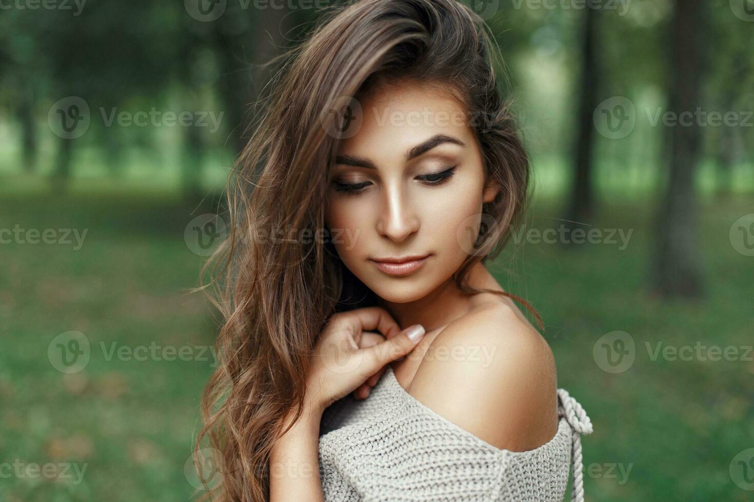 bonita jovem menina com a Penteado dentro vintage à moda suéter parece baixa foto