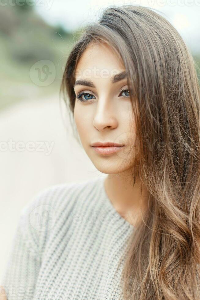 retrato do uma lindo jovem mulher dentro uma suéter foto