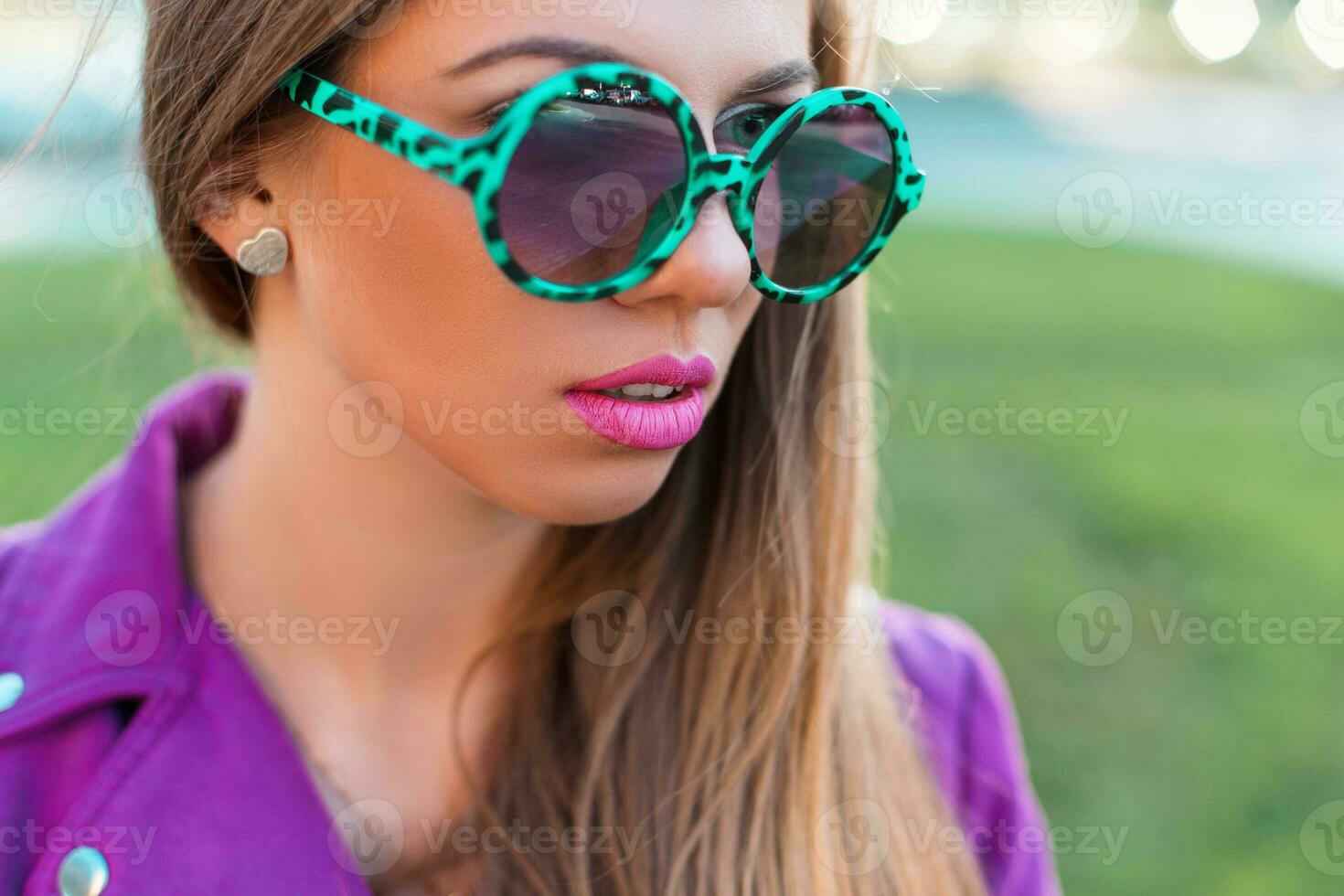 à moda glamouroso menina dentro oculos de sol fechar-se em uma ensolarado dia foto