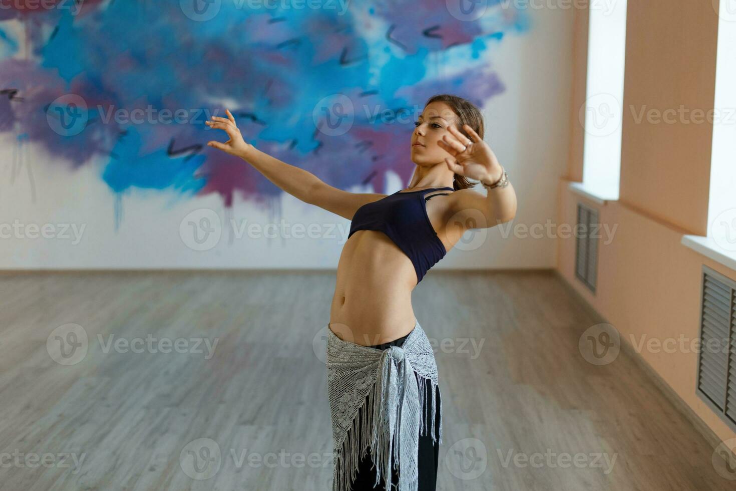 lindo menina dançarino dançando em a mover, tribal fusão foto