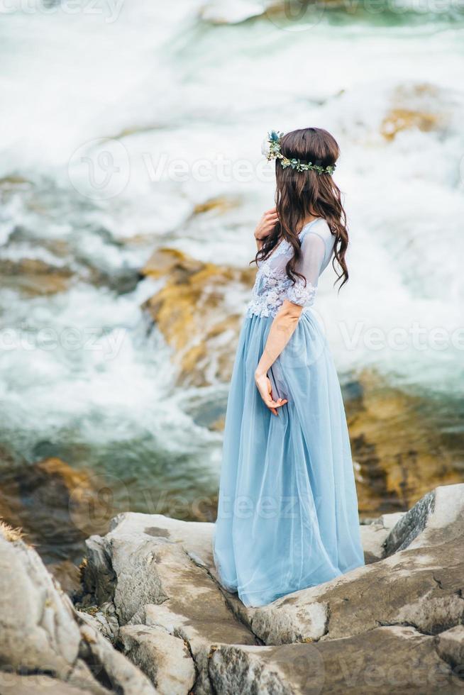 jovem apaixonada em um rio de montanha foto
