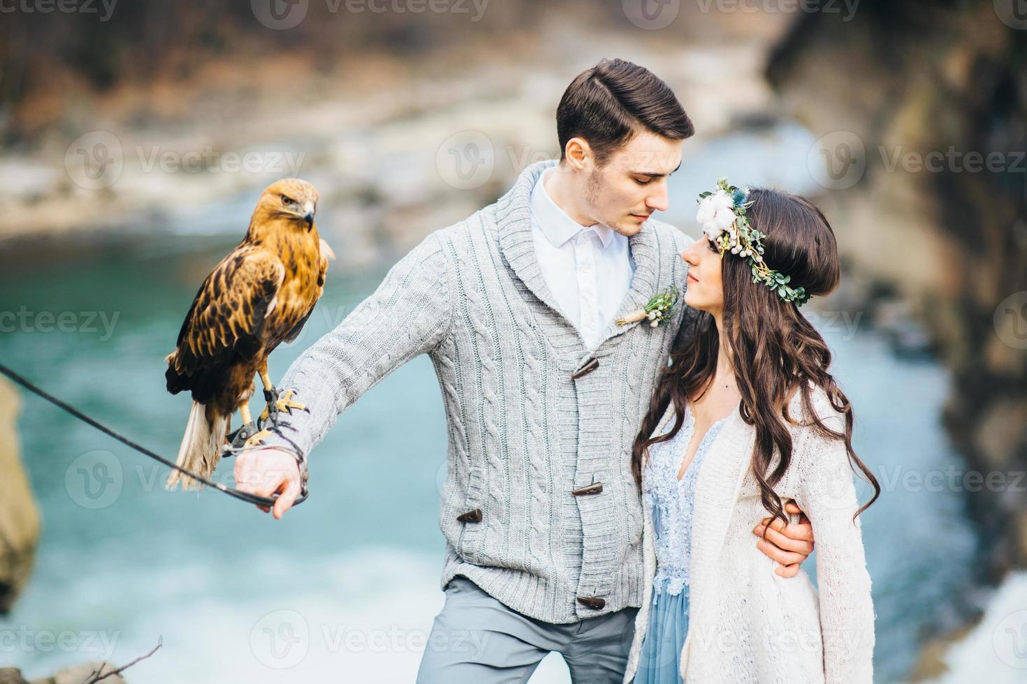 jovem casal apaixonado em um rio de montanha foto