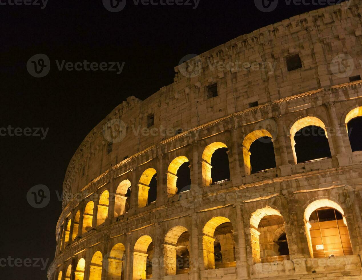 Coliseu à noite em Roma, Itália foto