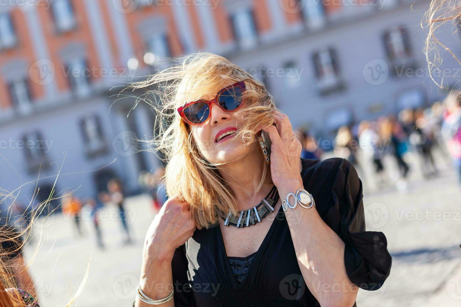 atraente adulto mulher fala em a telefone. foto