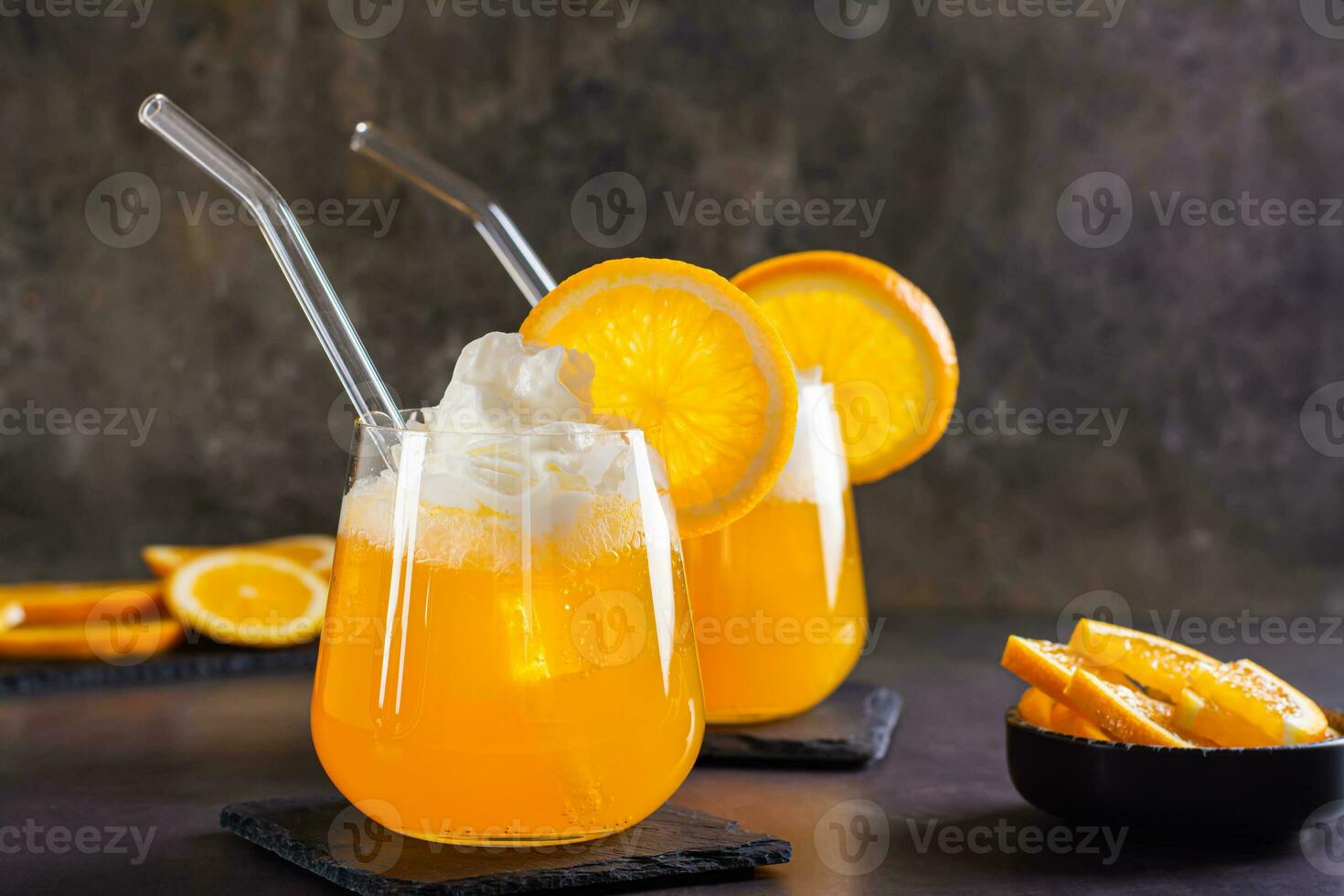 fresco coquetel laranja sujo refrigerante dentro óculos em a mesa foto