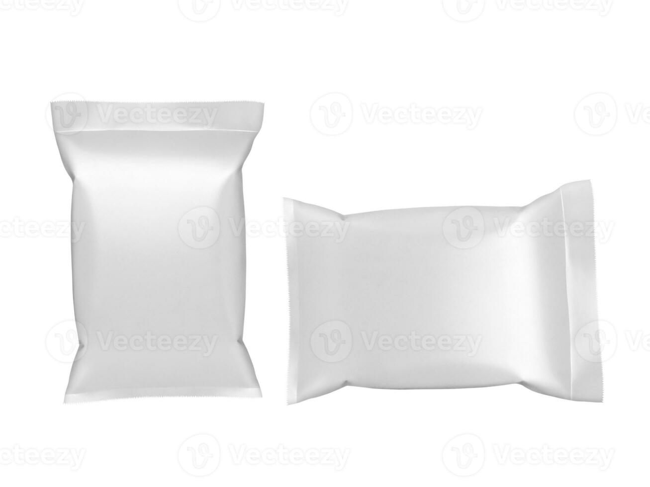 esvaziar branco plástico e prata metálico frustrar envelopes para embalagem Projeto. isolado em branco fundo foto
