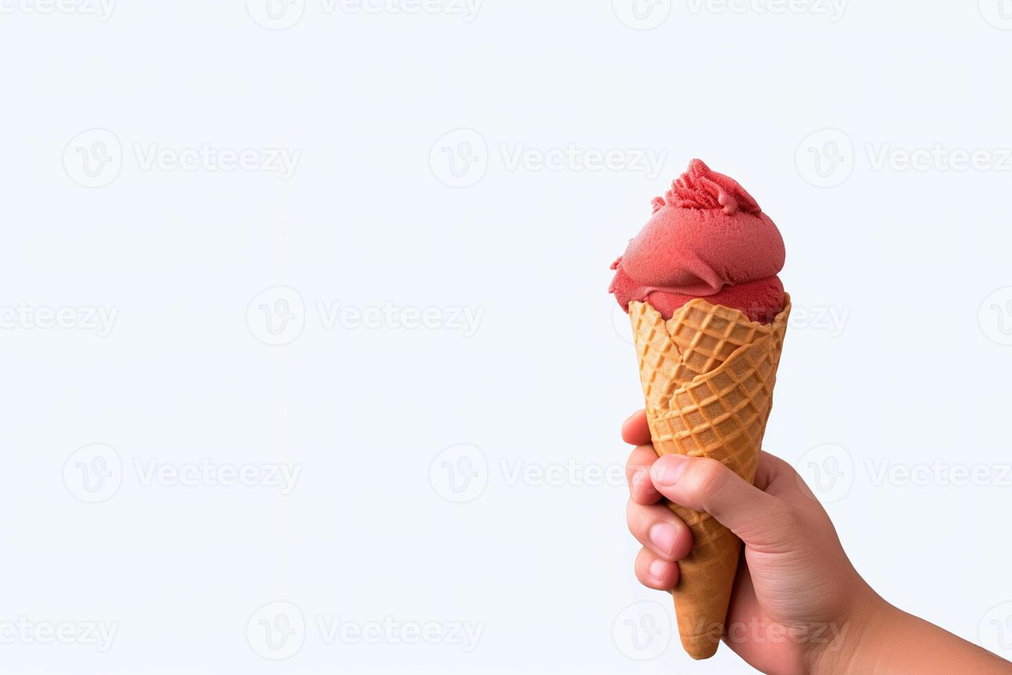 mão segurando delicioso vermelho veludo gelo creme dentro uma crocantes waffle cone com cópia de espaço. ai gerado foto