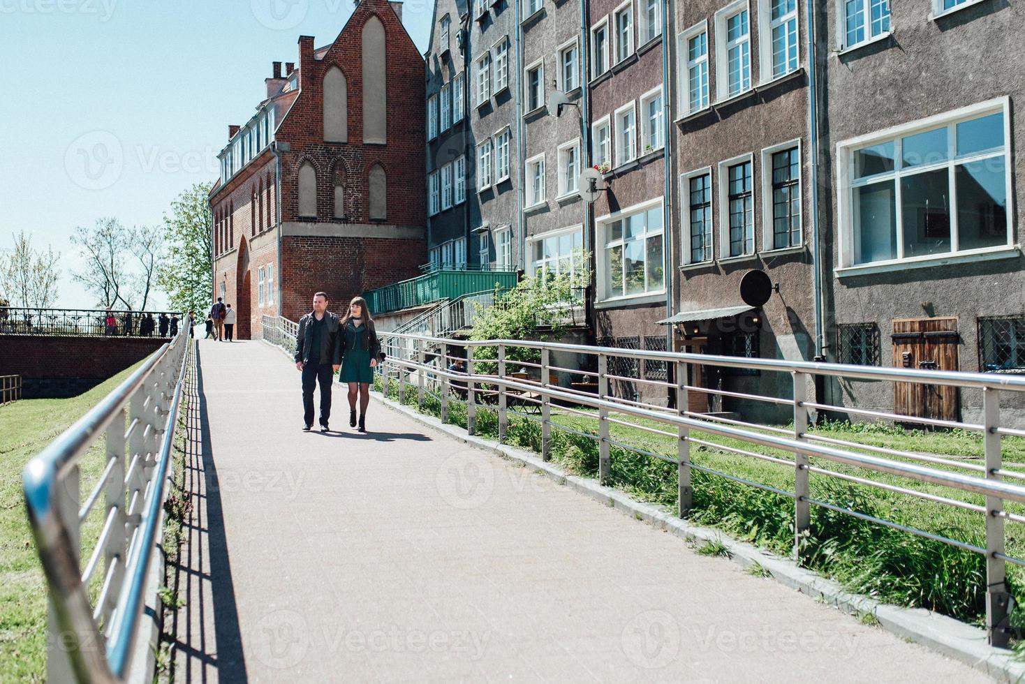 rapaz e rapariga felizes a caminhar pelas ruas turísticas da velha europa foto