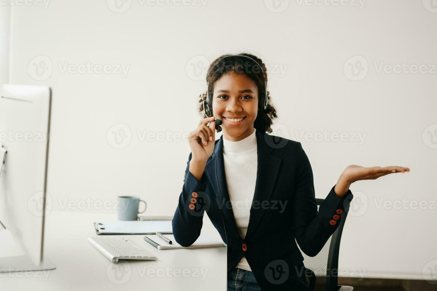 sério ligar Centro operador dentro sem fio fone de ouvido falando com cliente, mulher dentro fones de ouvido com microfone consultando cliente em telefone dentro cliente Apoio, suporte serviço dentro o negócio Centro foto