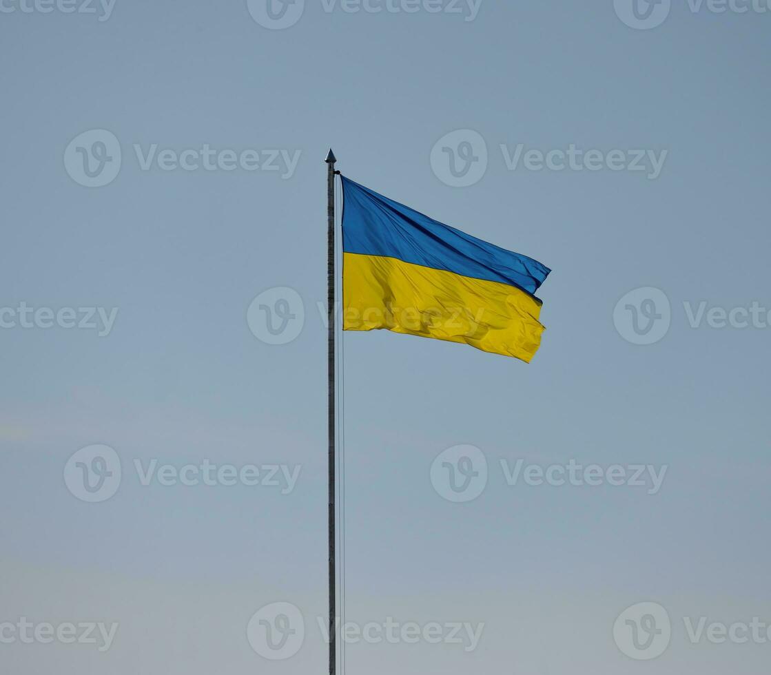 a amarelo azul bandeira do Ucrânia é vôo contra a azul céu foto