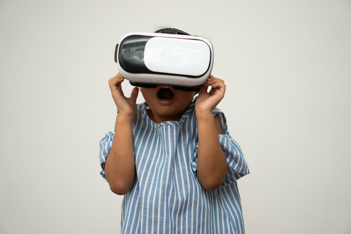 menina asiática com fone de ouvido de realidade virtual é emocionante para novas experiências. conceito de tecnologia de gadget 3d e jogo de gadgets do mundo virtual e educação online no futuro foto