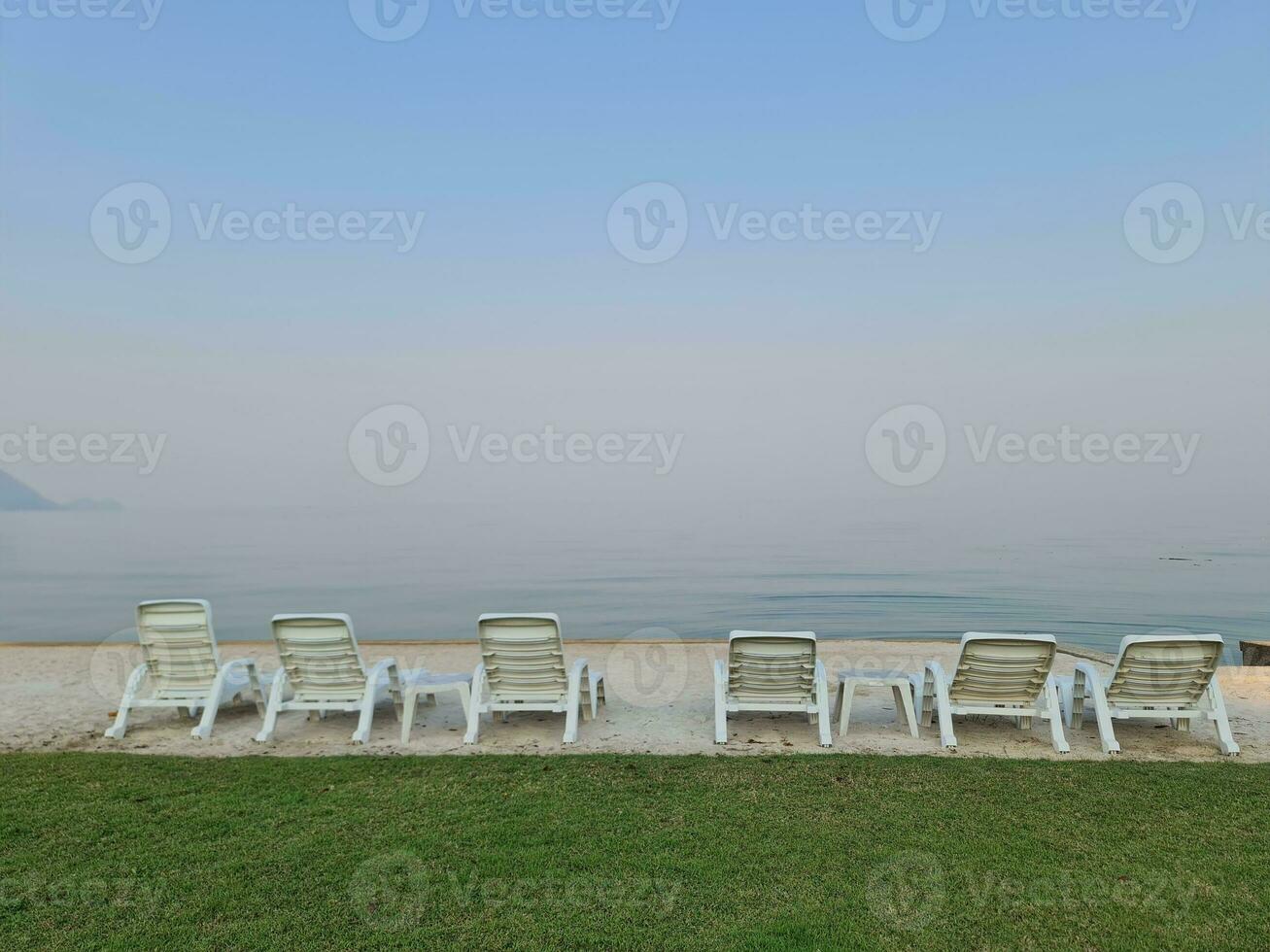 verão de praia período de férias. de praia cadeiras em areia de praia foto