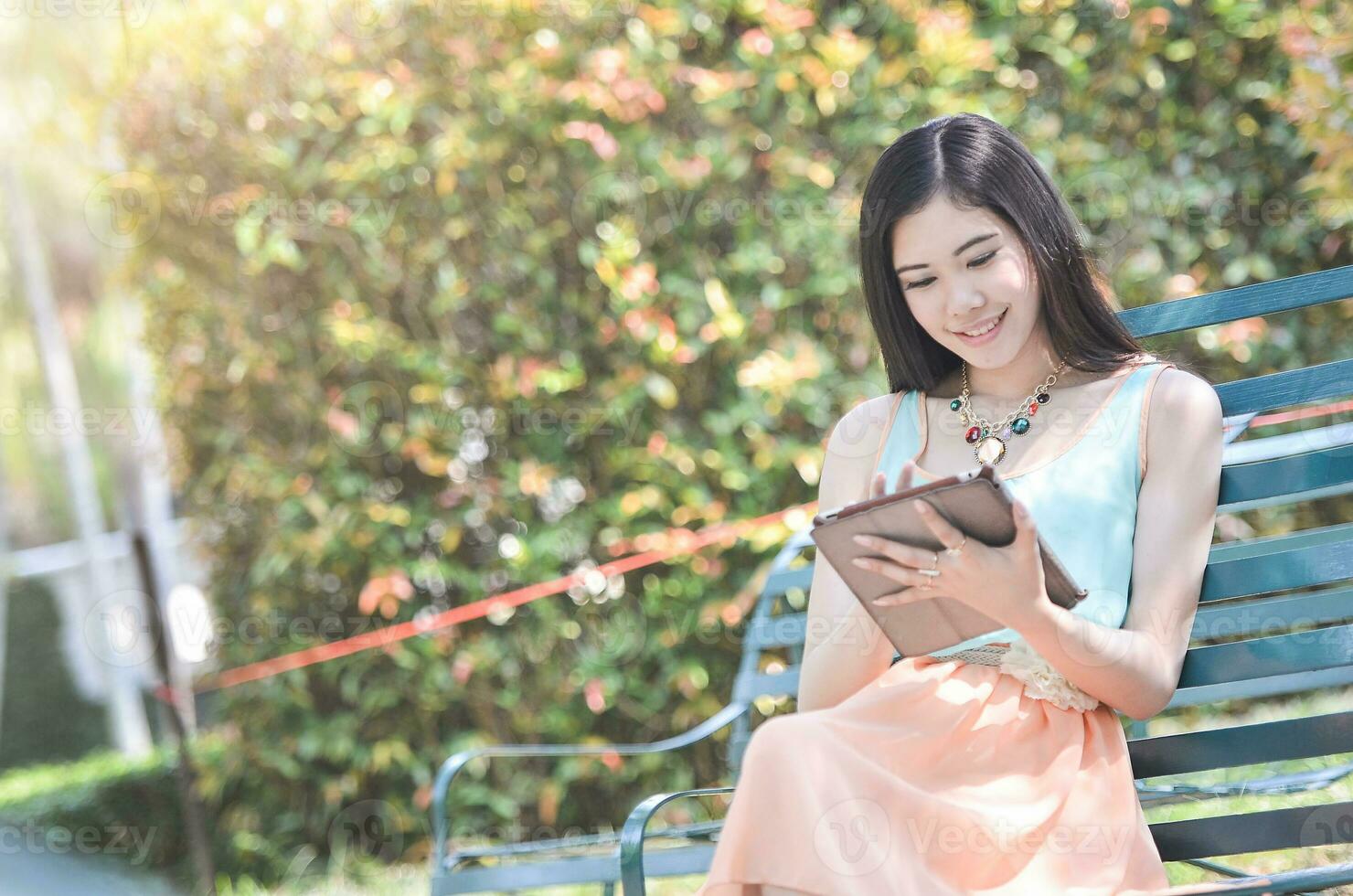 adorável menina é sentado e jogando tábua foto