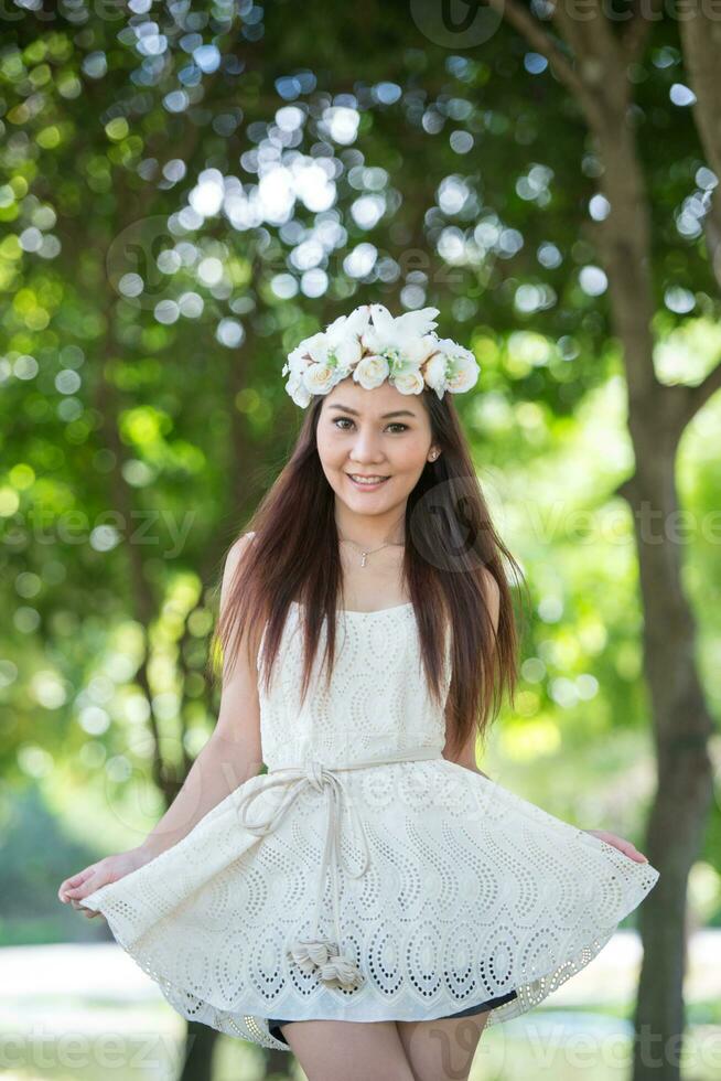 bonita ásia menina com pássaros coroa foto