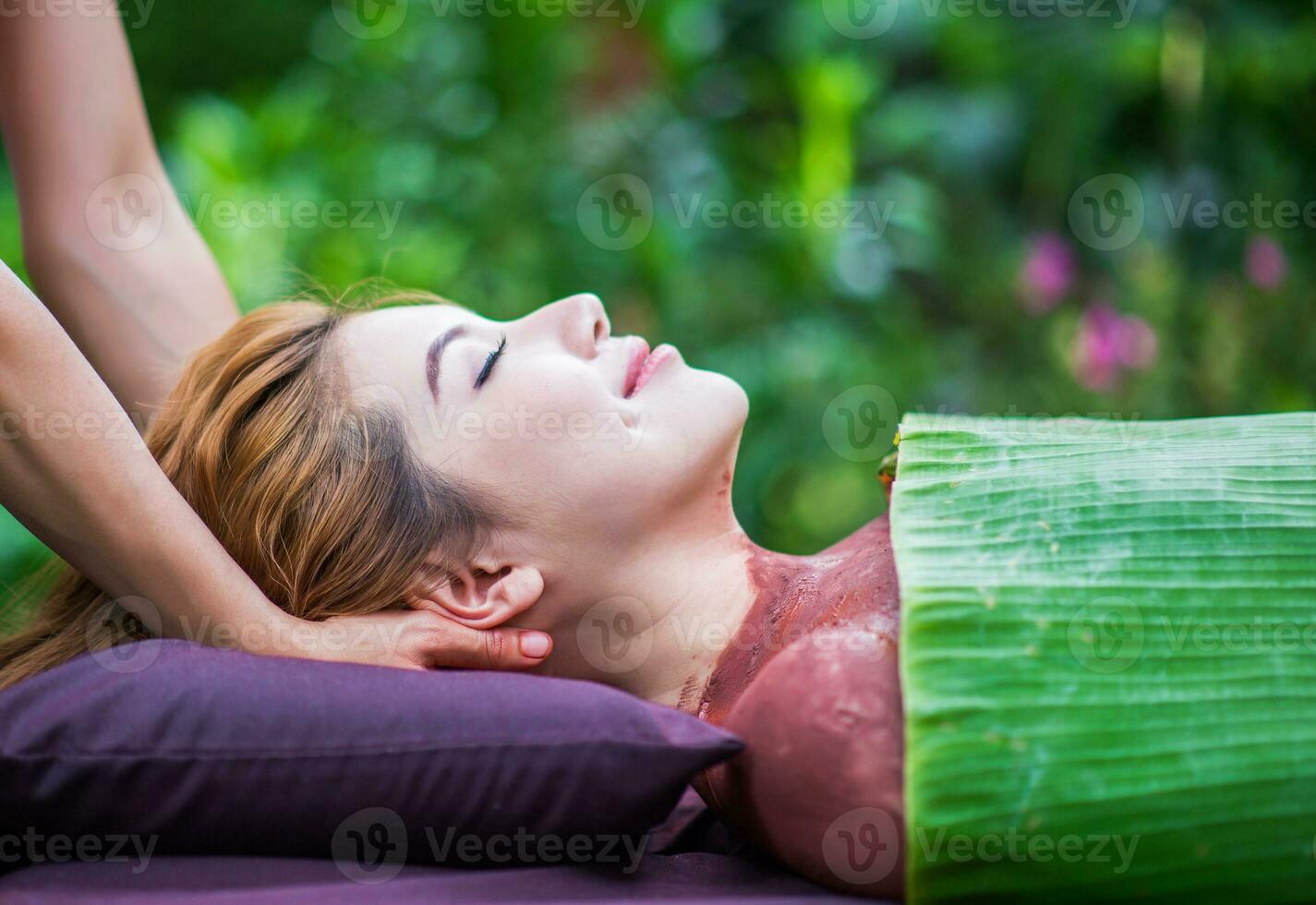 lindo ásia menina fazendo spa massagem foto