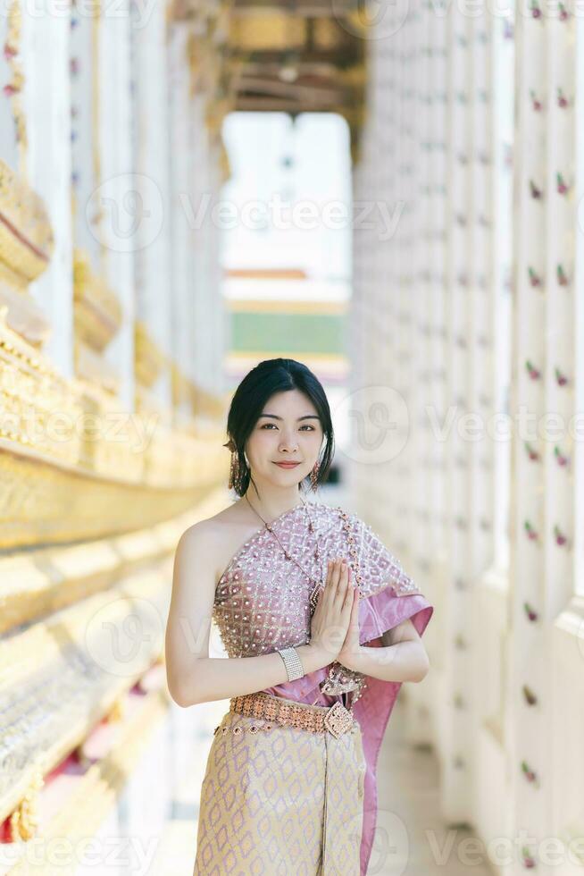 lindo ásia menina dentro tailandês tradicional traje às têmpora foto