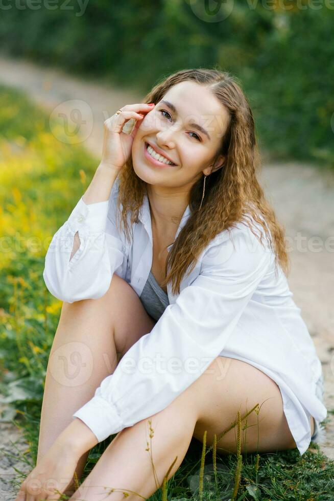 retrato do uma bonita jovem mulher sorridente belas foto