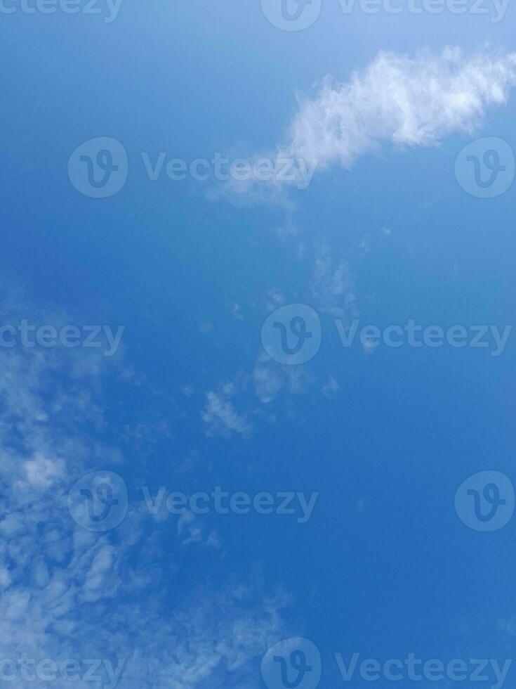 branco nuvens em a azul céu perfeito para a fundo foto
