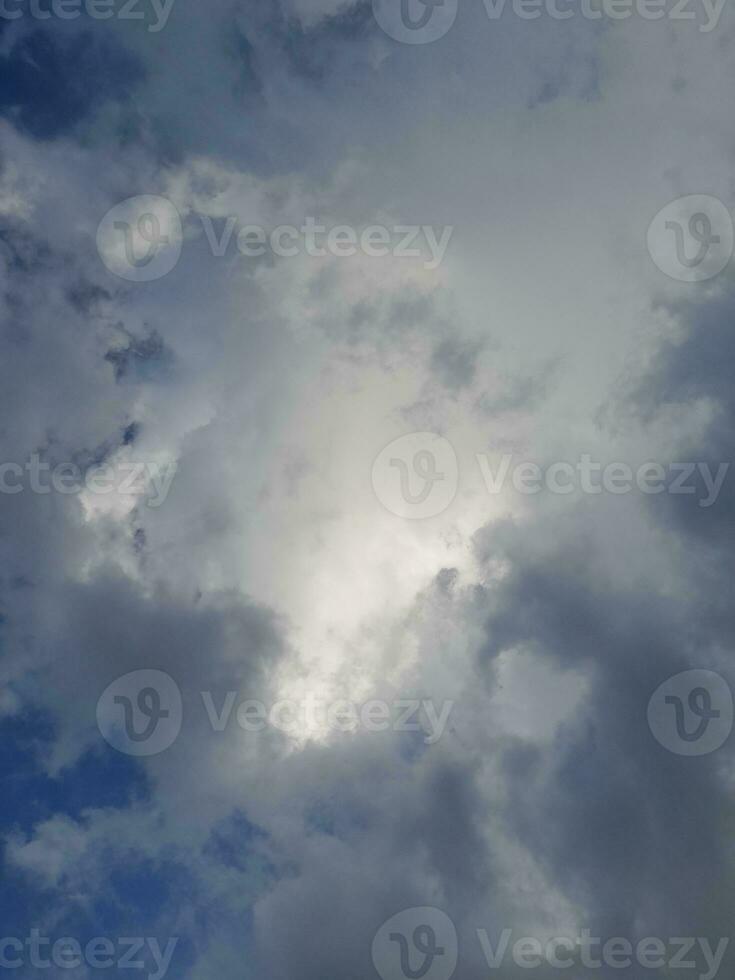 lindo cinzento nuvens em céu fundo. ampla brilhante suave fofo nuvens estão cobrir a inteira azul céu. foto