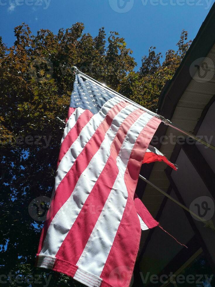 americano bandeira em uma azul céu foto