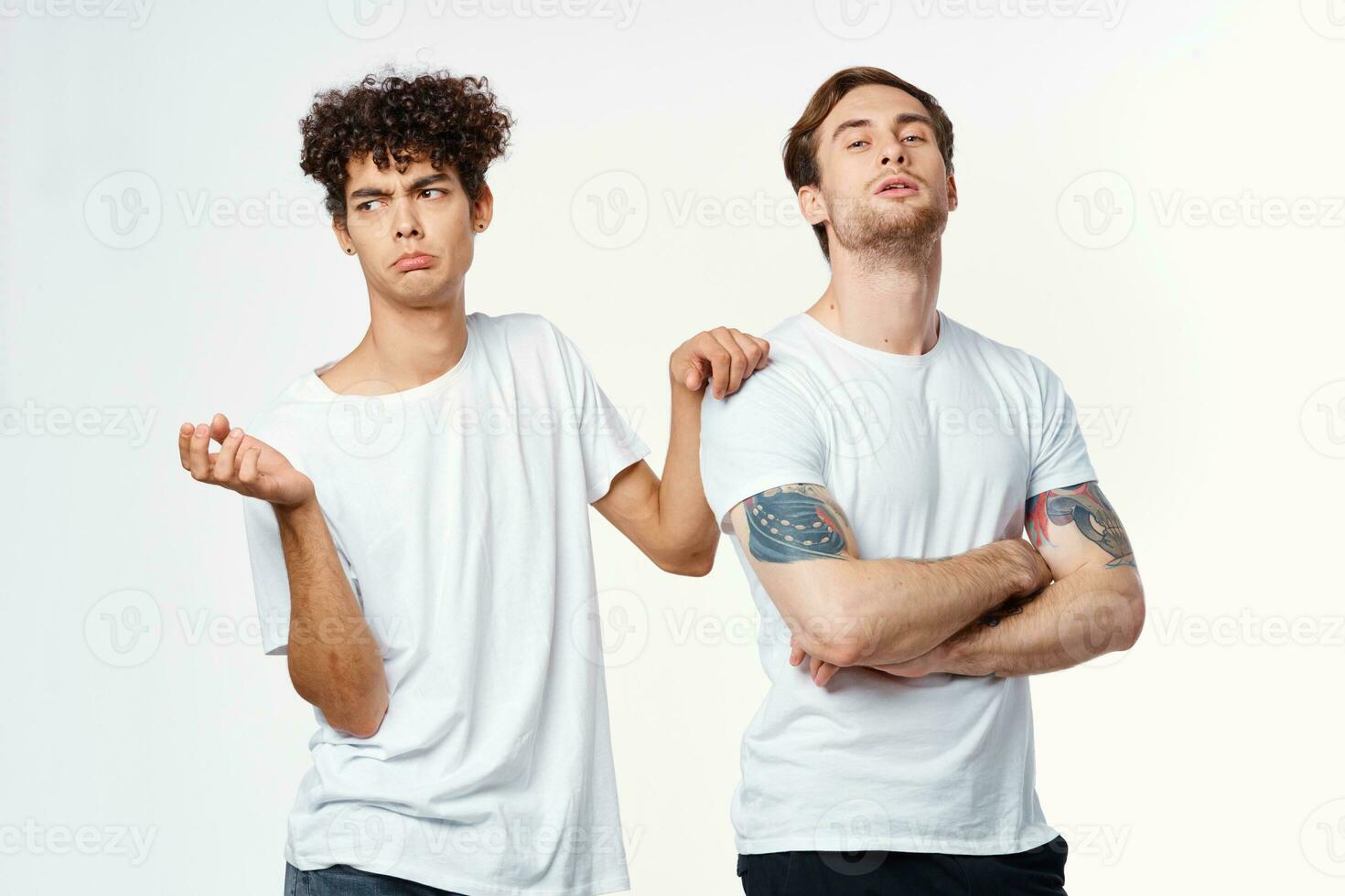dois homens dentro branco Camisetas estão em pé lado de lado isolado fundo foto