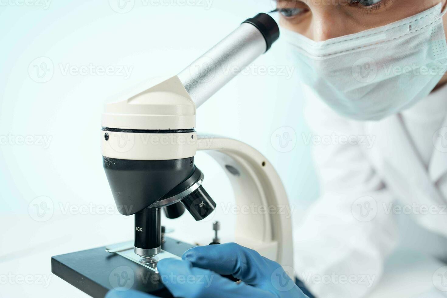 mulher olhando através uma microscópio diagnóstico Ciência pesquisa fechar-se foto