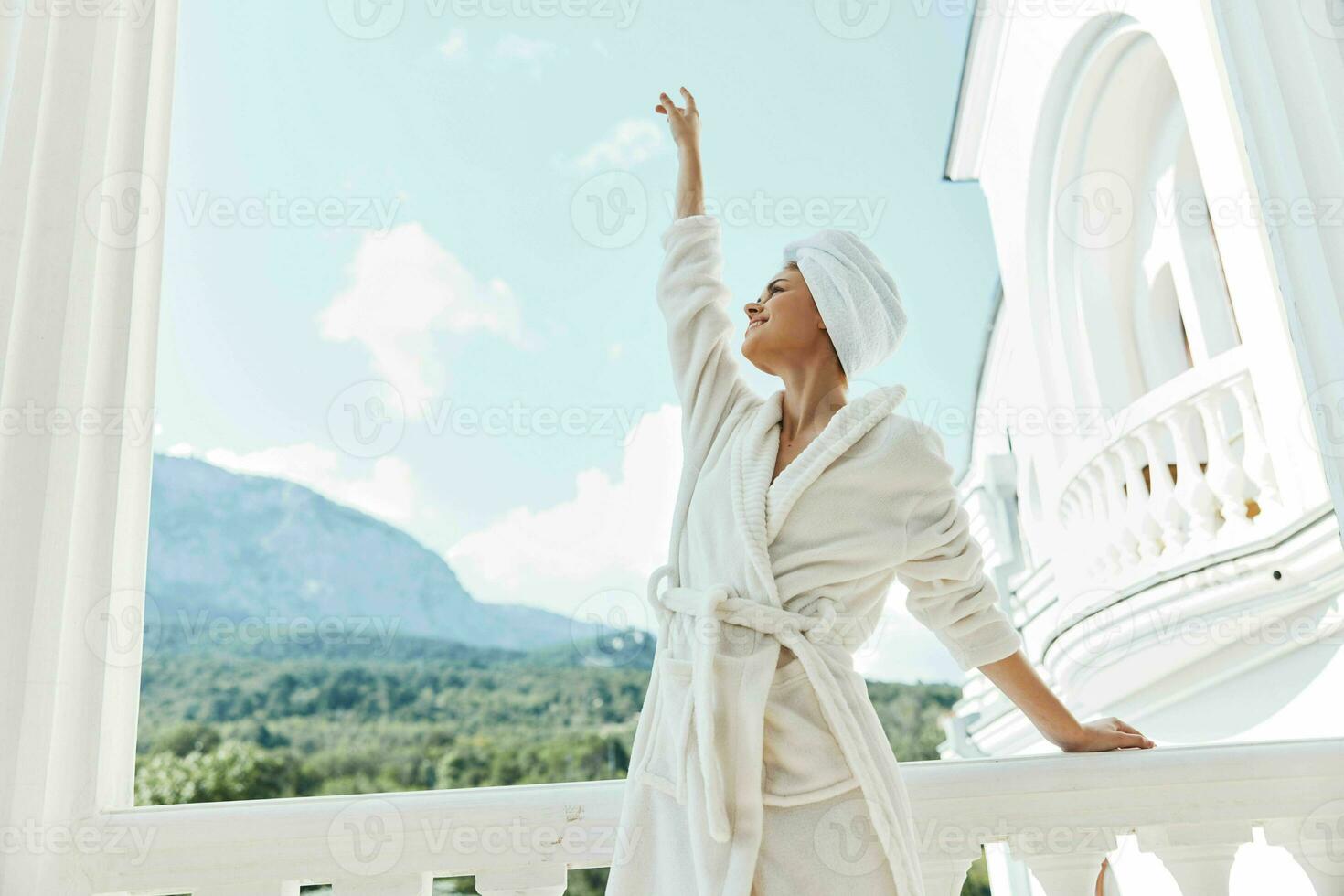 bonita mulher em pé em a sacada olhando às a montanhas período de férias dentro a montanhas dentro verão estilo de vida foto