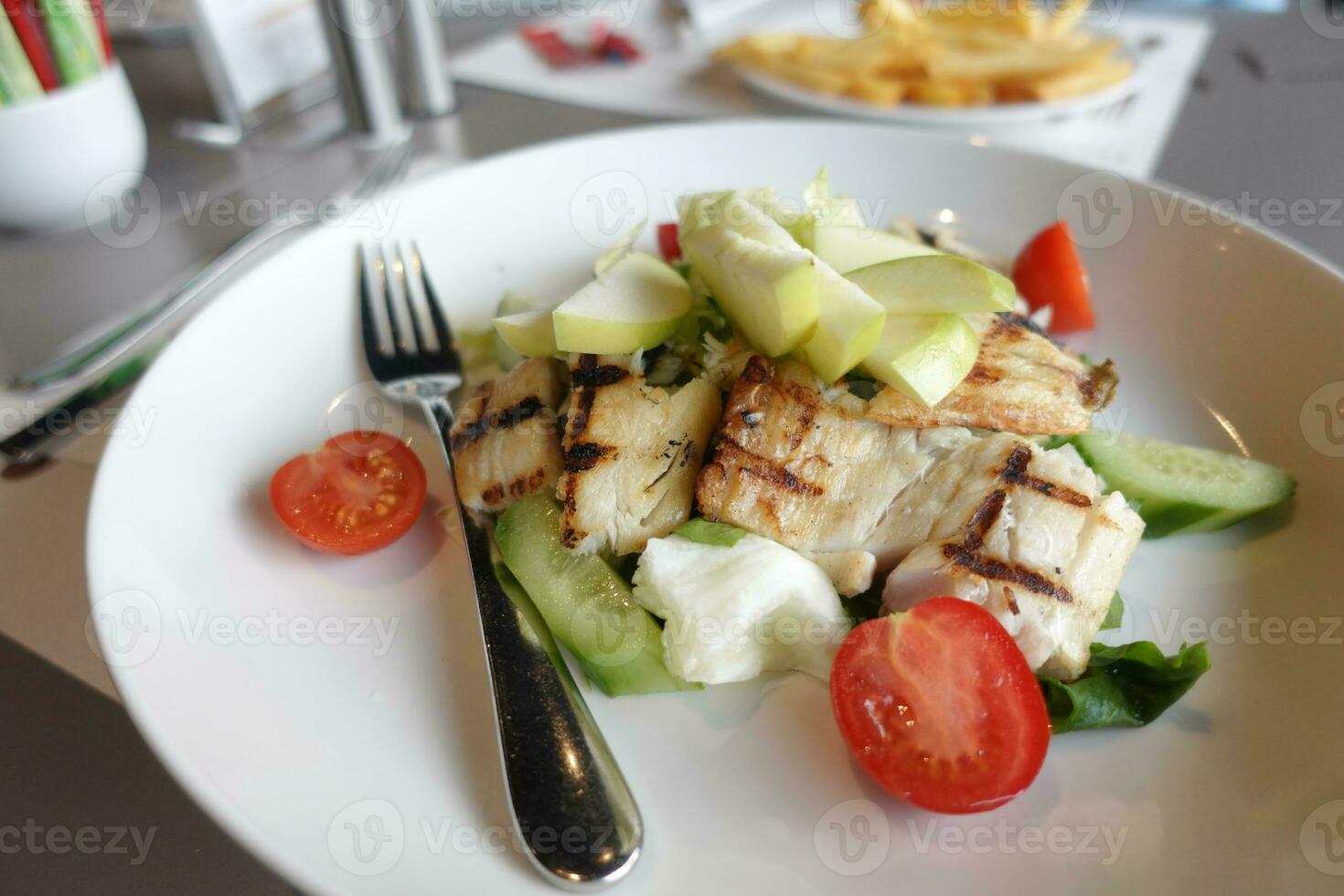 grelhado peixe filé com salada em uma prato , foto