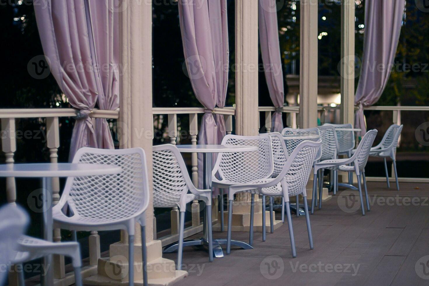 esvaziar cantina dentro público parque às noite foto