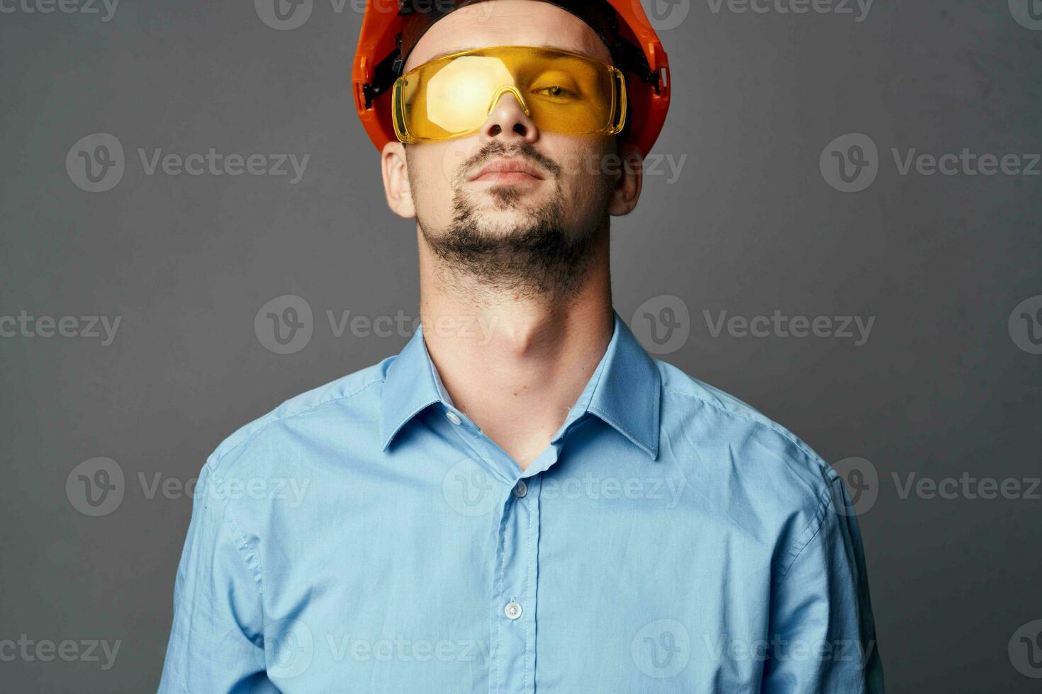 homem dentro laranja Difícil chapéu amarelo óculos construção segurança trabalhos foto