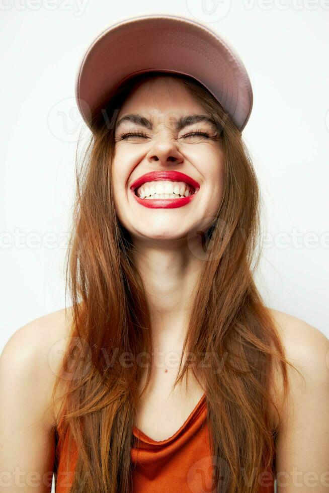 lindo mulher dentro uma boné modelo Largo sorrir fechadas olhos elegante roupas foto
