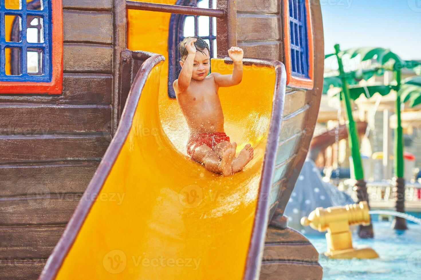 cenário do jovem Garoto jogando dentro ao ar livre aqua parque foto