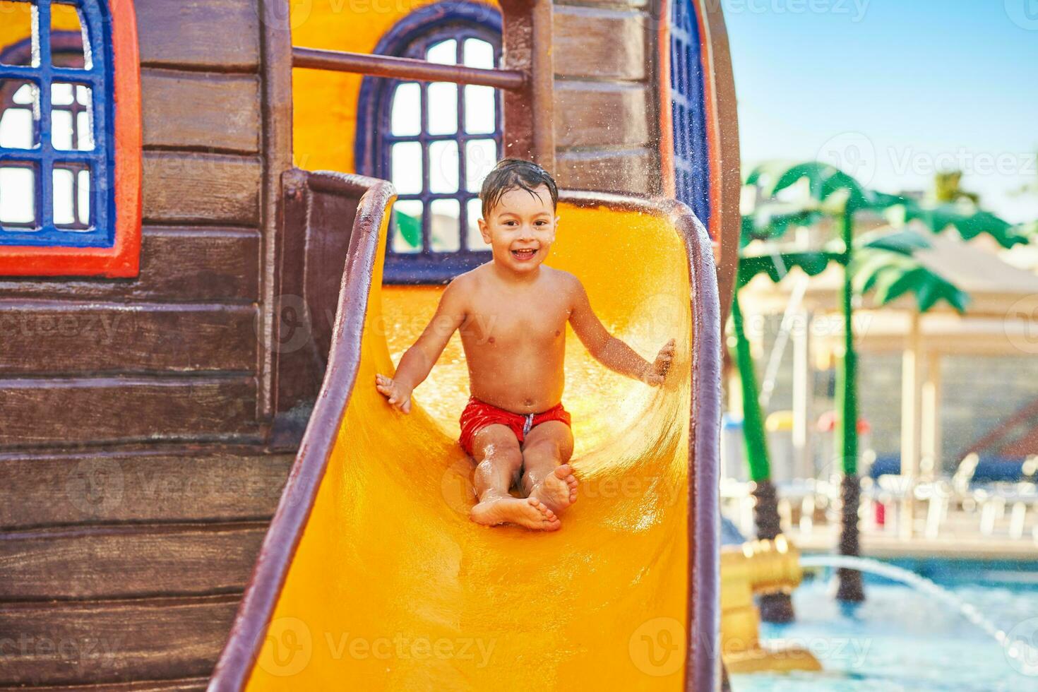 cenário do jovem Garoto jogando dentro ao ar livre aqua parque foto