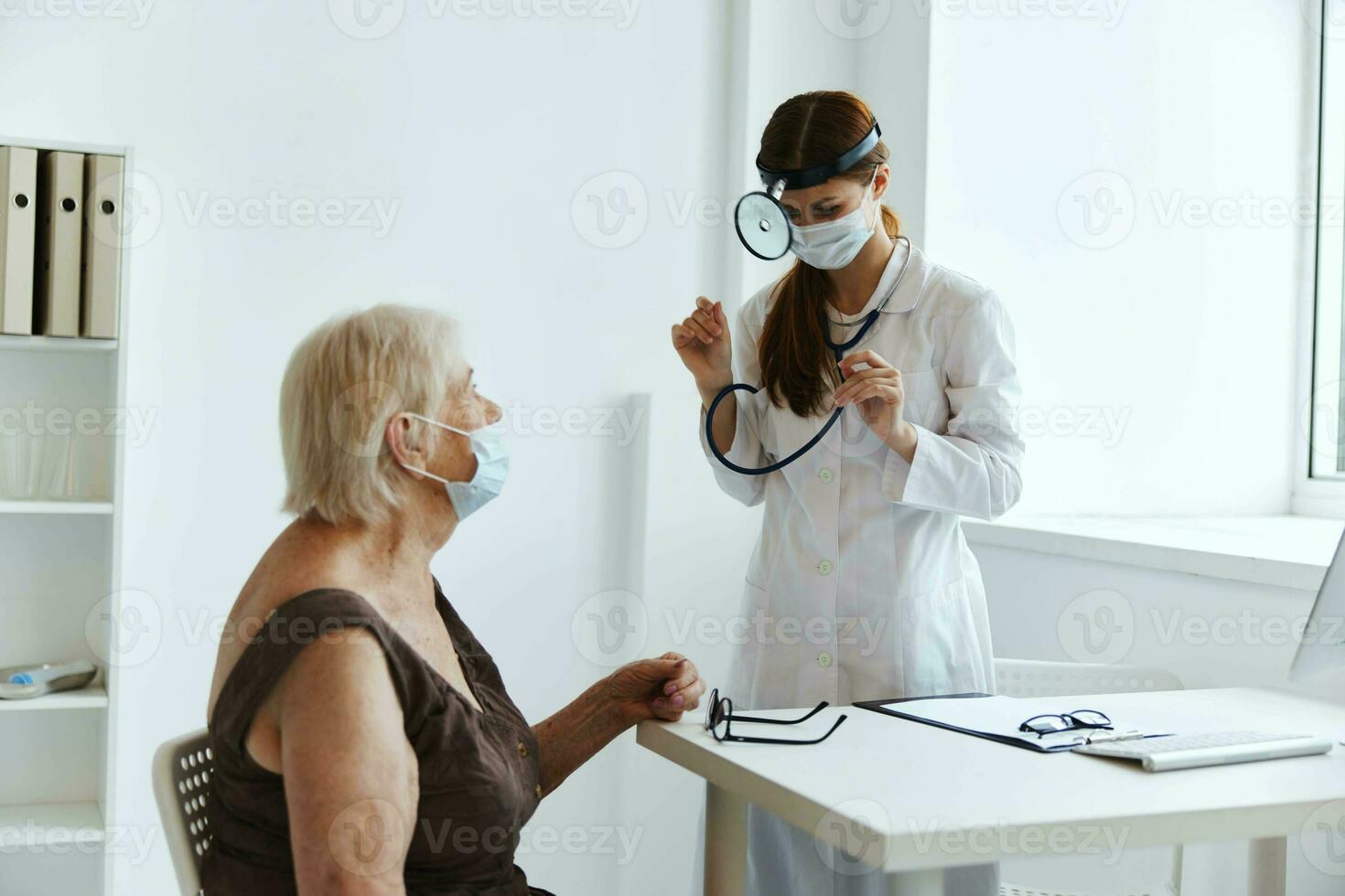 idosos mulher vestindo uma médico mascarar às a médico saúde diagnóstico foto