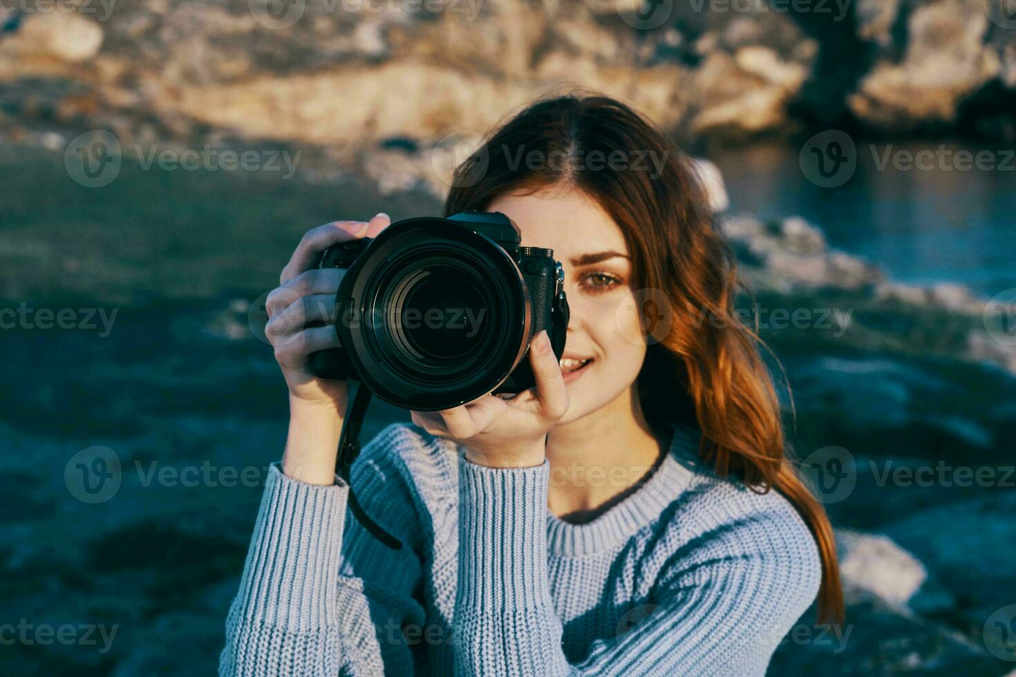 ruivo mulher fotógrafo natureza rochoso montanhas profissional foto