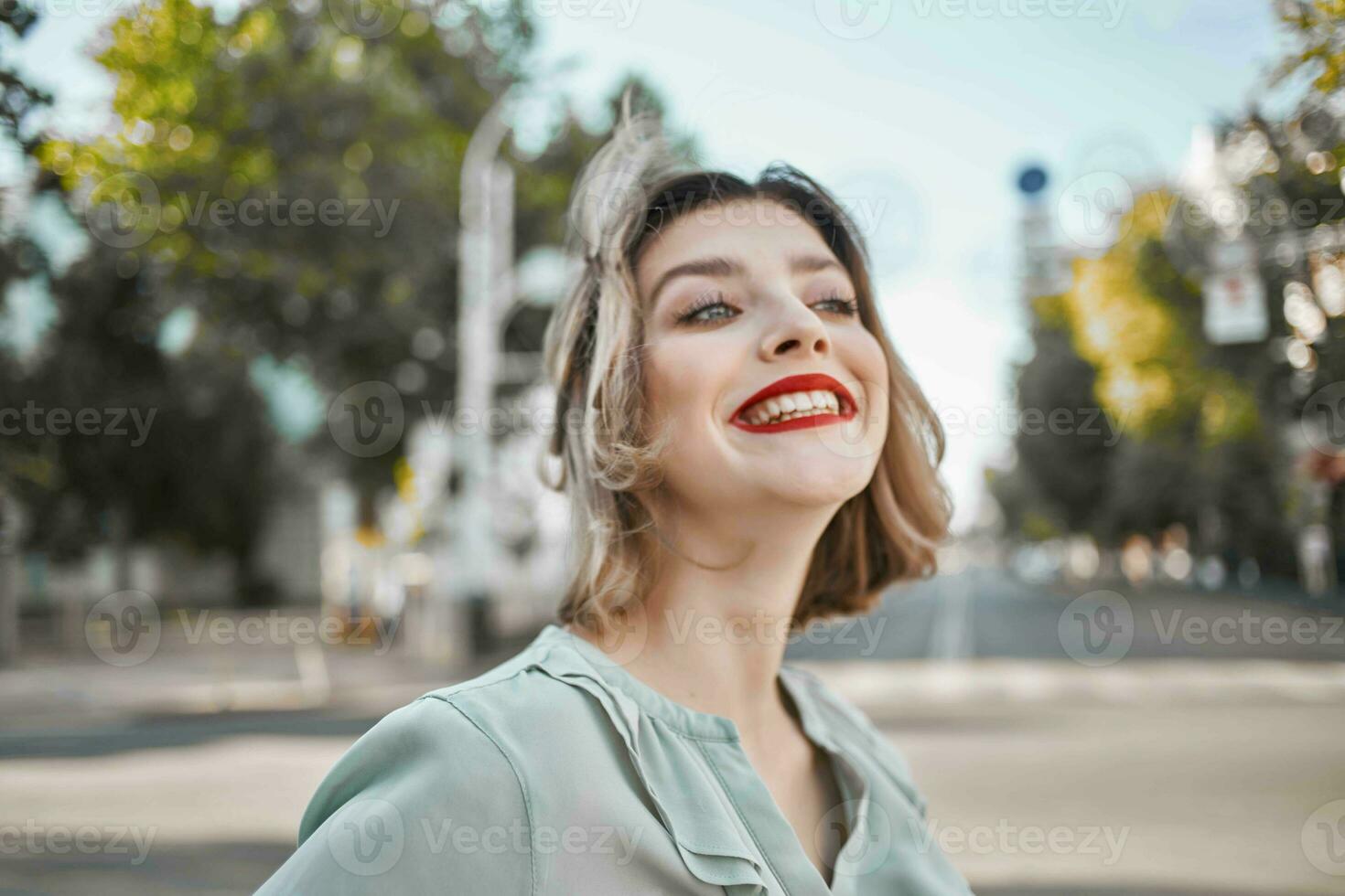 mulher ao ar livre perto construção vermelho lábios andar foto