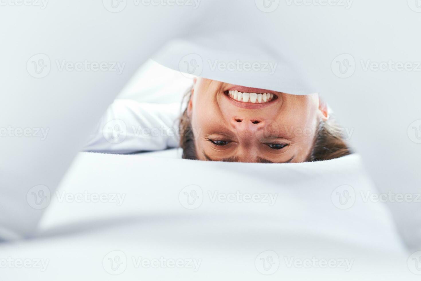 agradável fêmea dentro cama relaxante ou fazendo ioga foto