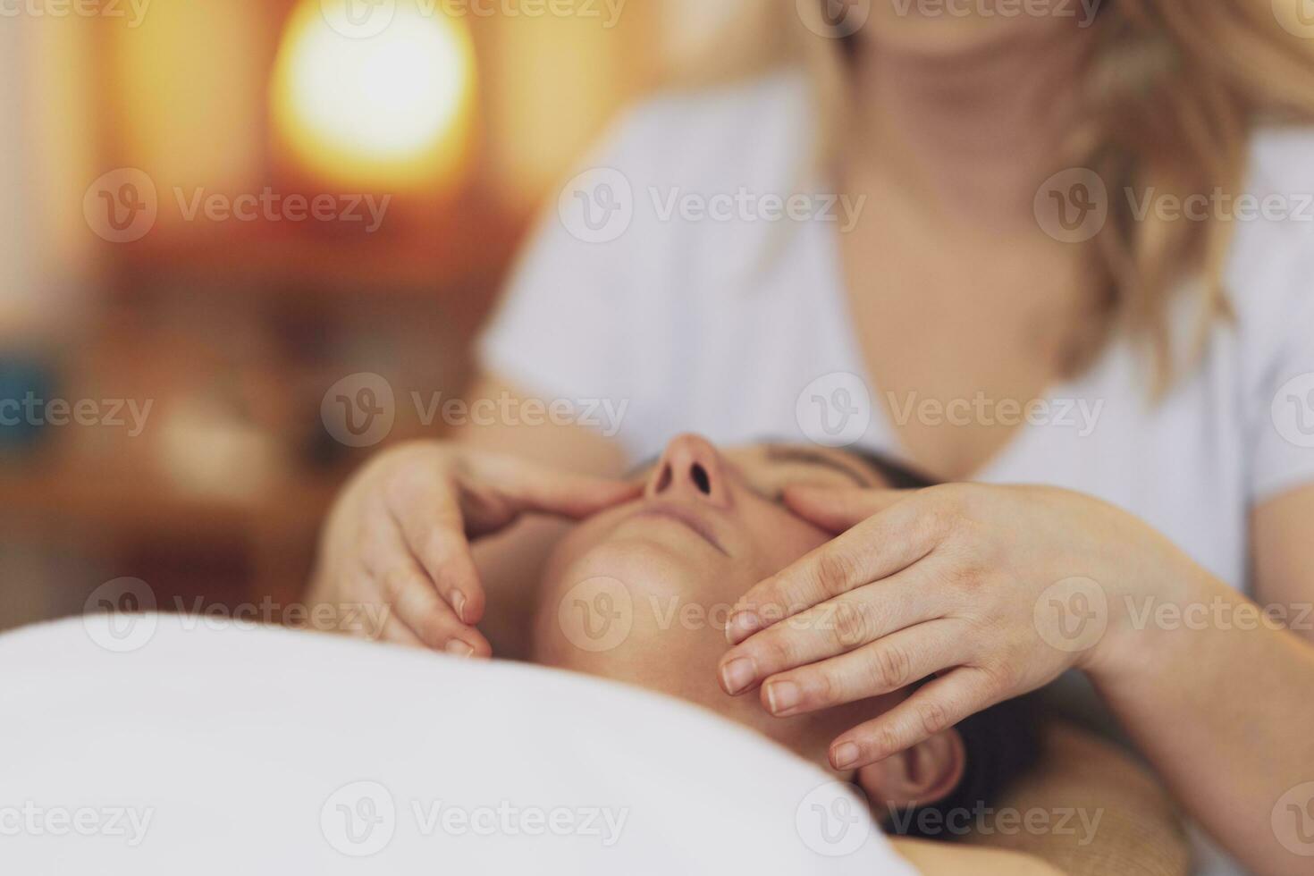 mulher tendo uma face massagem tratamento dentro estúdio foto