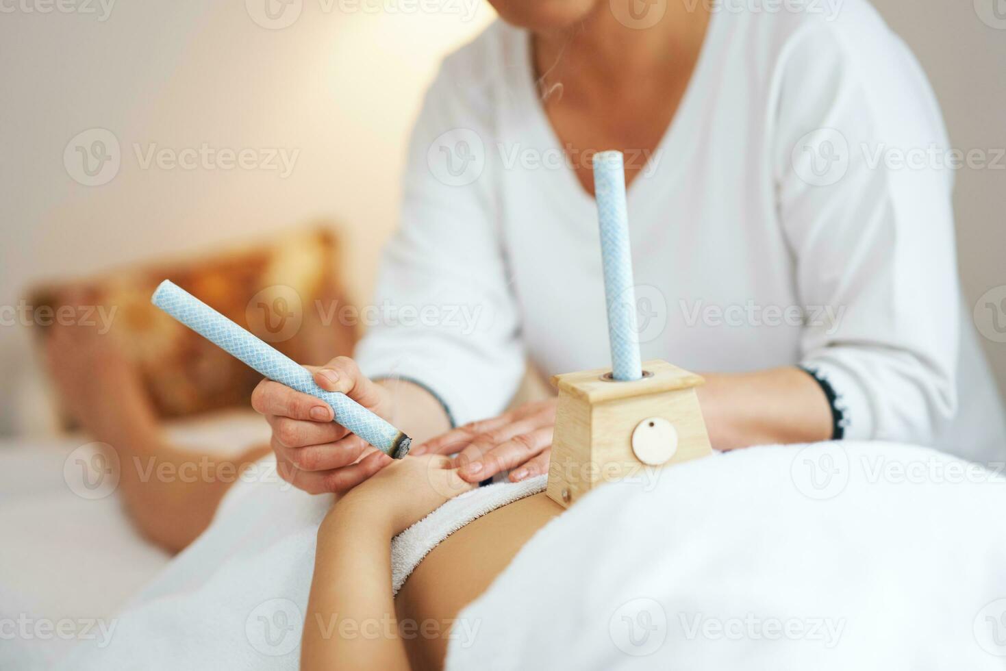 cenário do moxabustão terapia em mulher corpo foto
